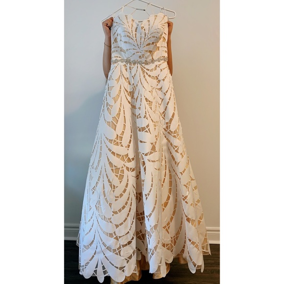 Gorgeous Wedding dress size 6 ivory/white leaves - Picture 5 of 6